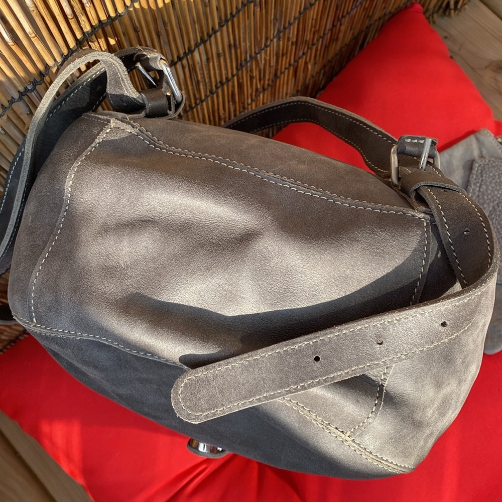 Leather ROOTS backpack w/pouch - Picture 10 of 12
